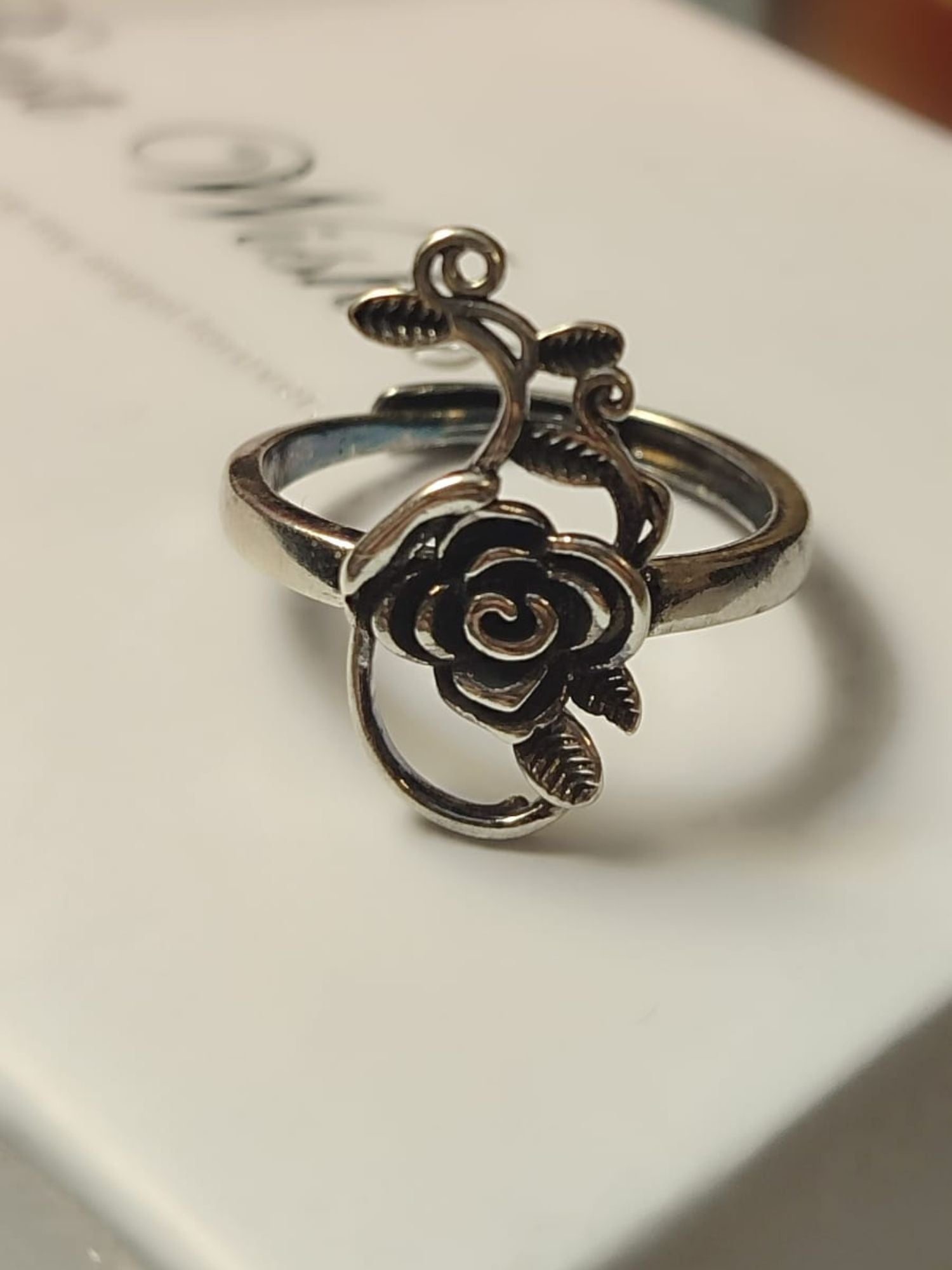 Prilagodljivi moderni prsten u obliku ruže od 925 srebra