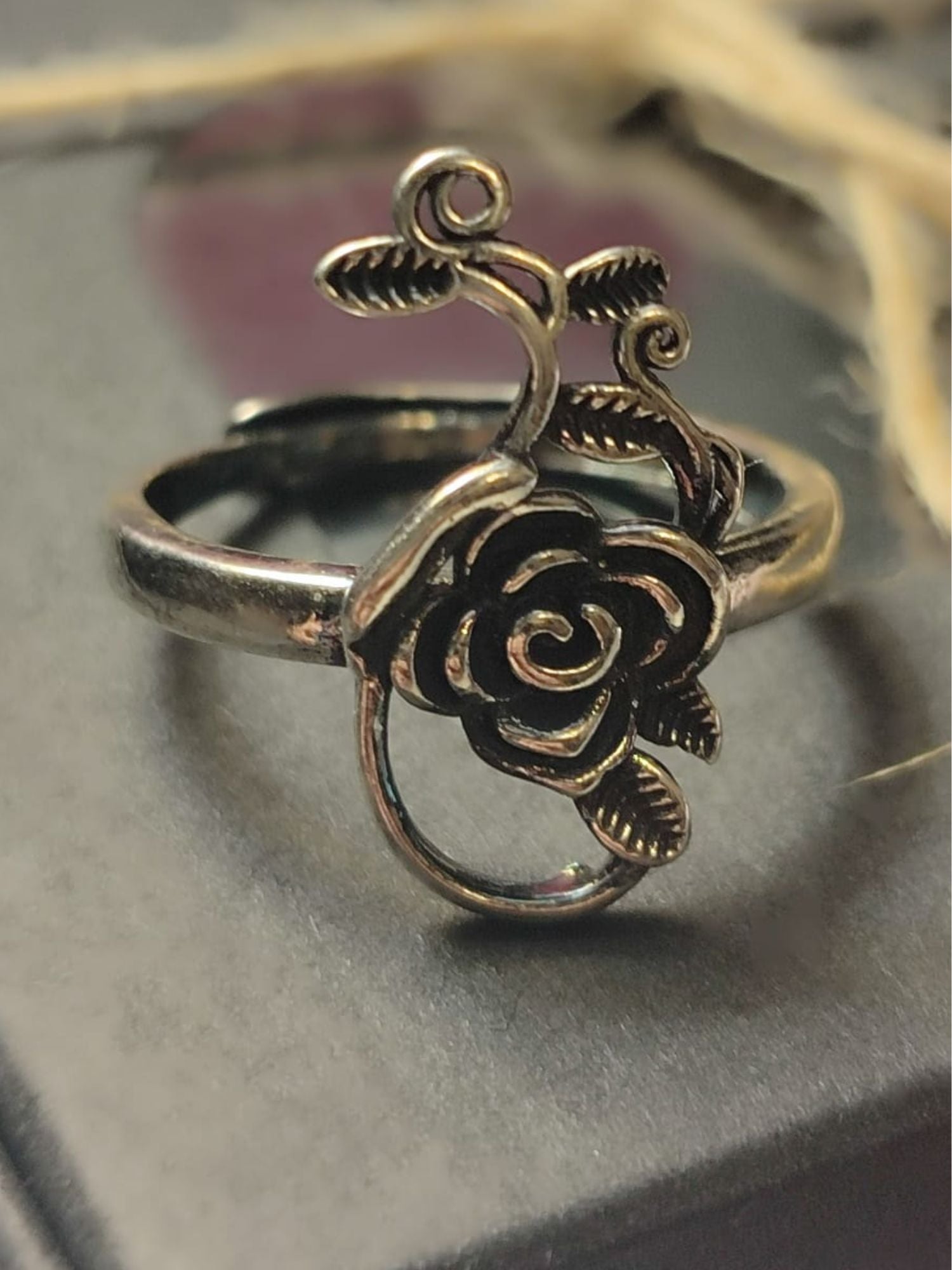 Prilagodljivi moderni prsten u obliku ruže od 925 srebra