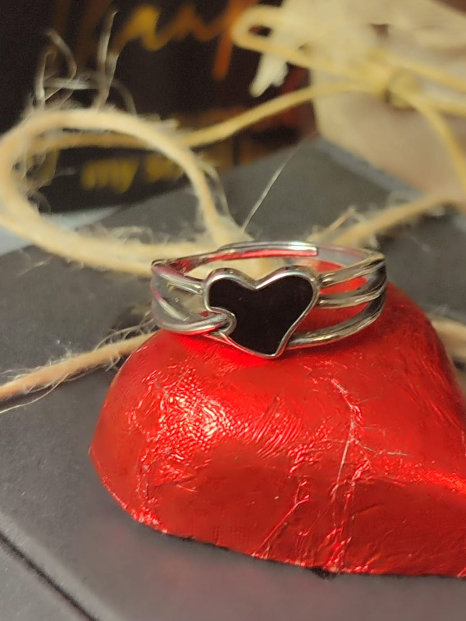 Prilagodljivi prsten u obliku crnog srca od 925 srebra