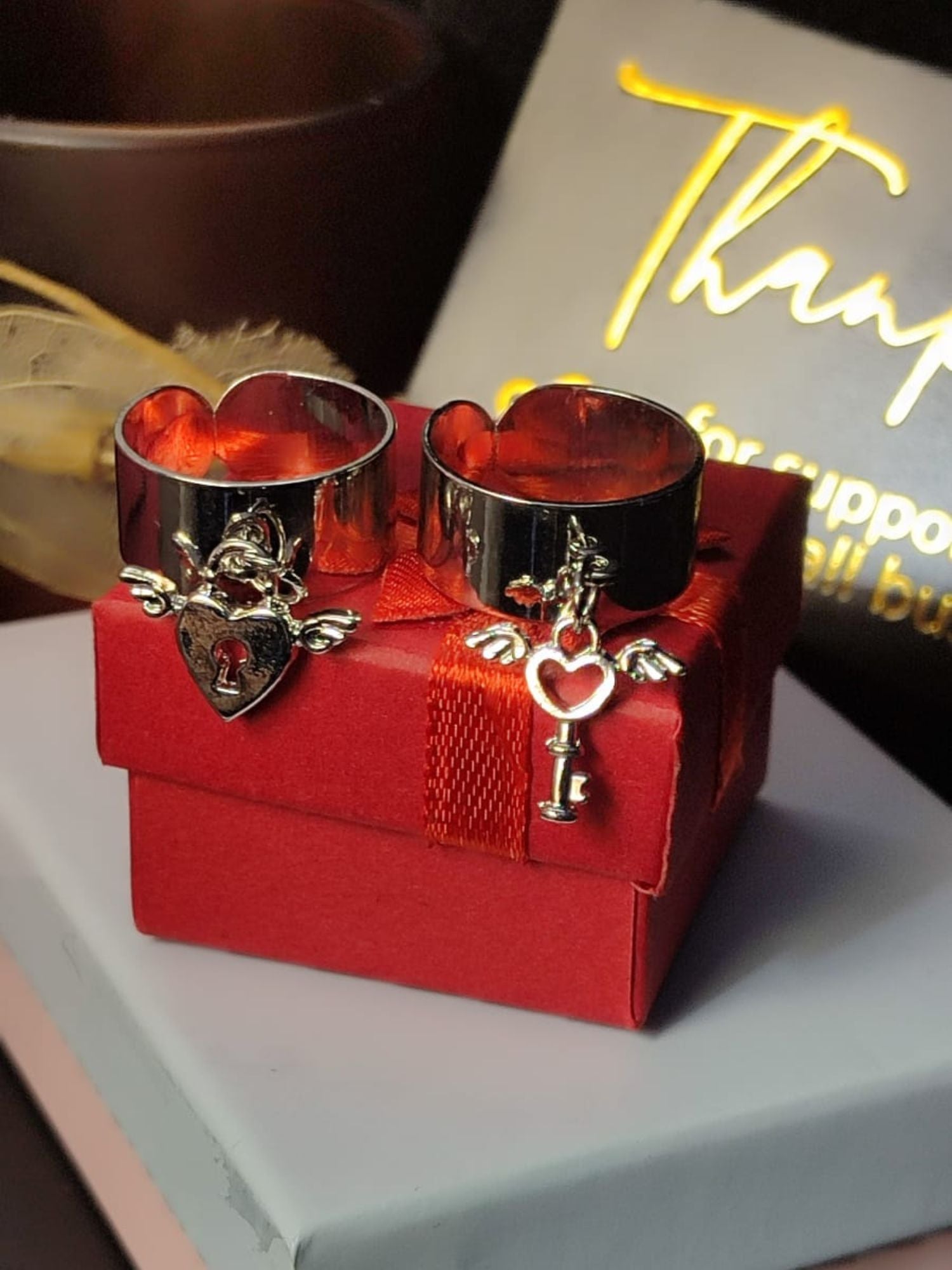 Kreativni prstenovi sa ključem i katancem u obliku