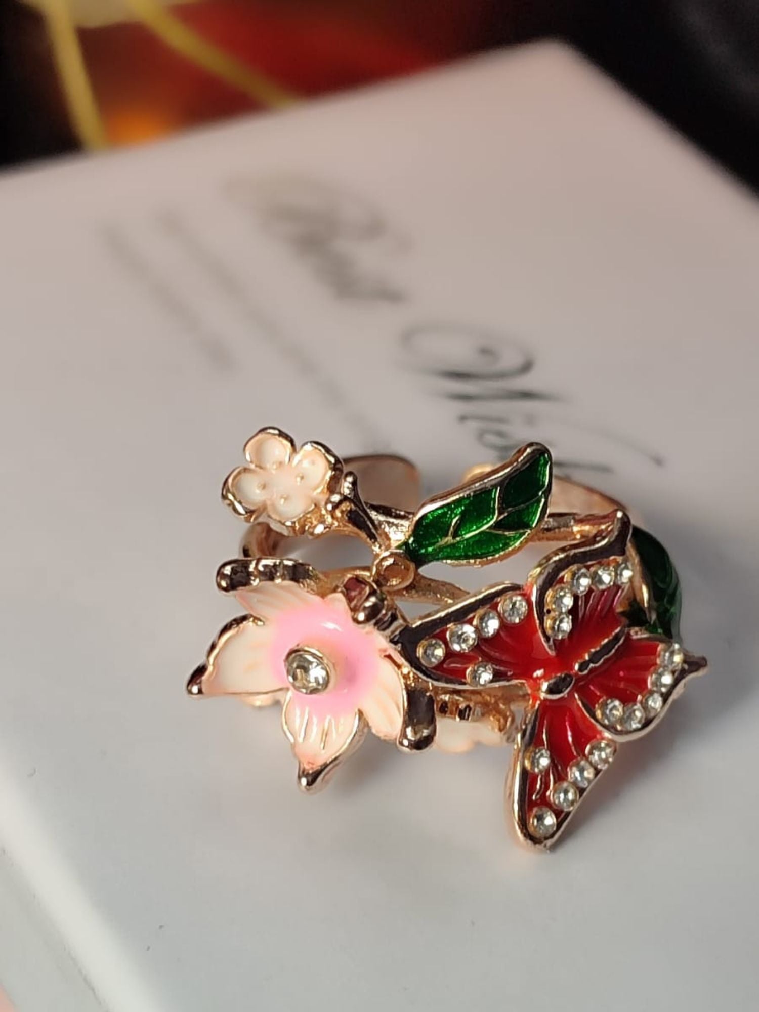 Elegantni vintage prsten od bakra sa dizajnom leptira i cvijeća