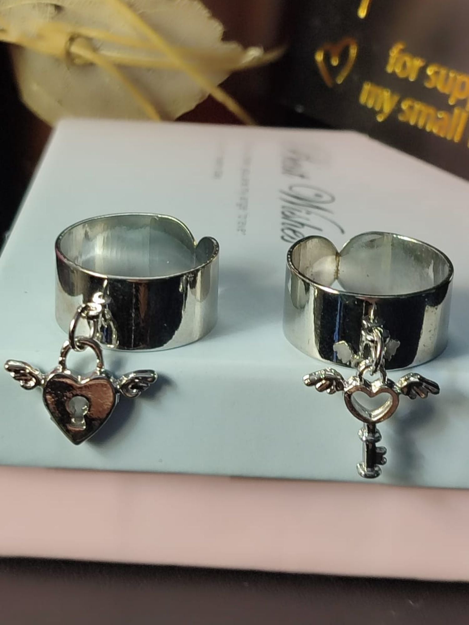 Kreativni prstenovi sa ključem i katancem u obliku