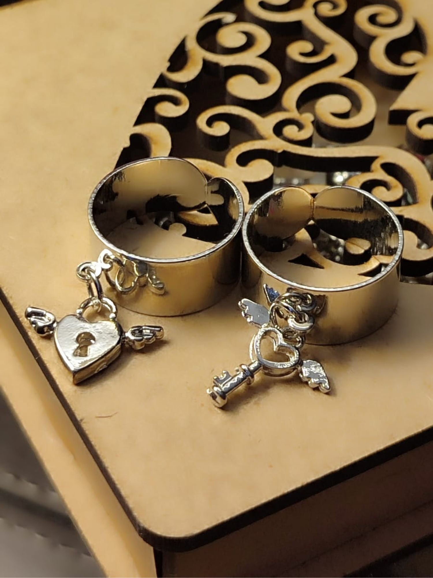 Kreativni prstenovi sa ključem i katancem u obliku