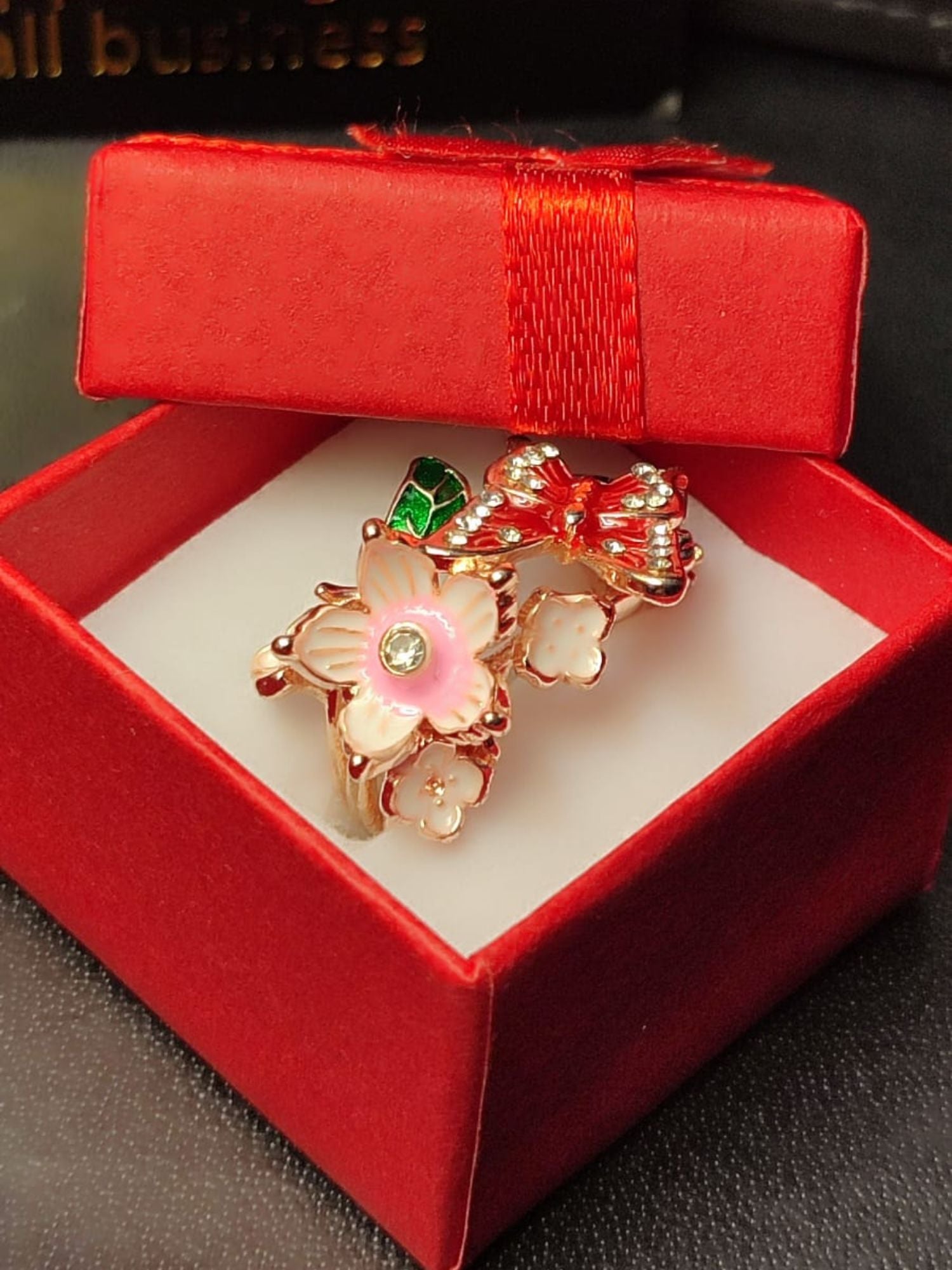 Elegantni vintage prsten od bakra sa dizajnom leptira i cvijeća