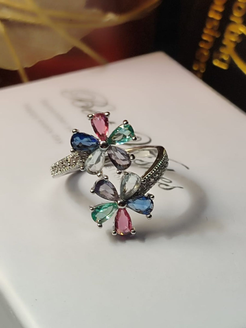 Moderni prilagodljivi prsten u obliku cvijeta