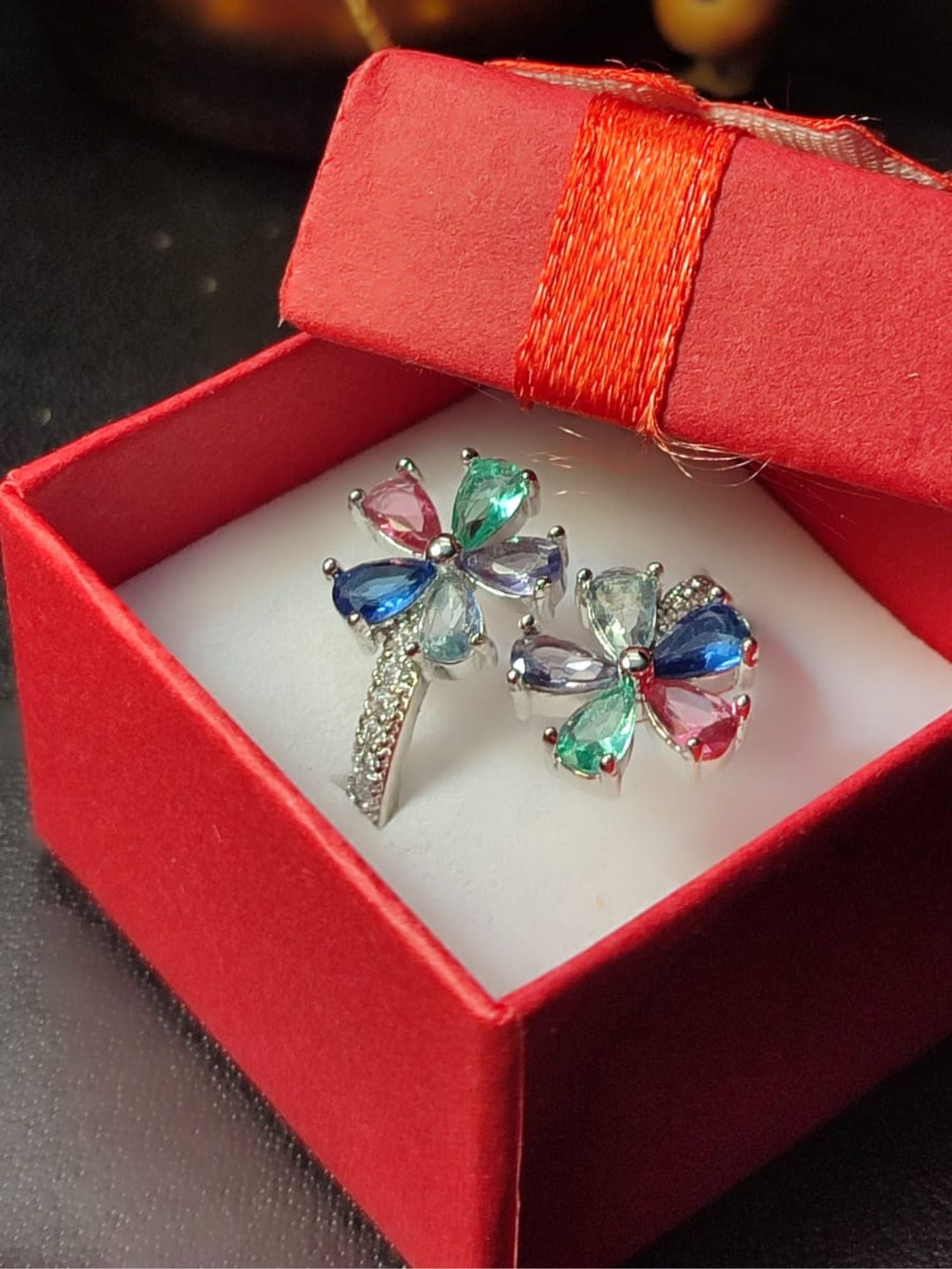 Moderni prilagodljivi prsten u obliku cvijeta