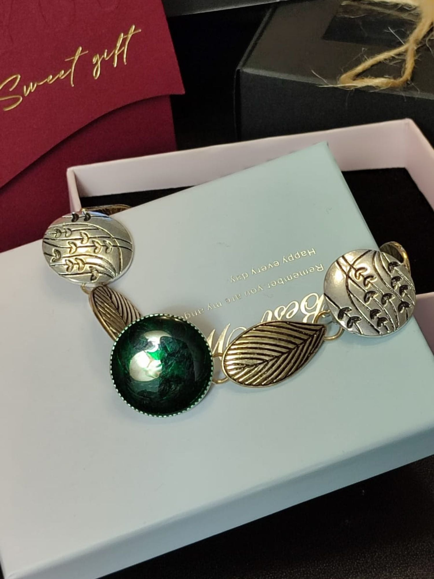 Luksuzna metalna narukvica za žene u obliku lista