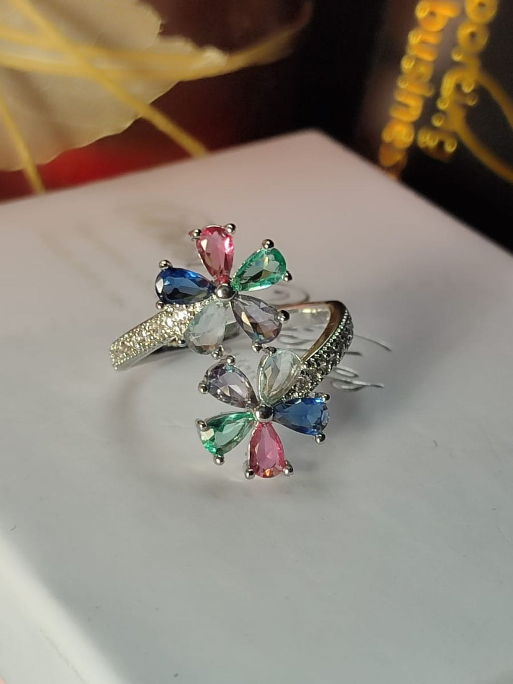 Moderni prilagodljivi prsten u obliku cvijeta