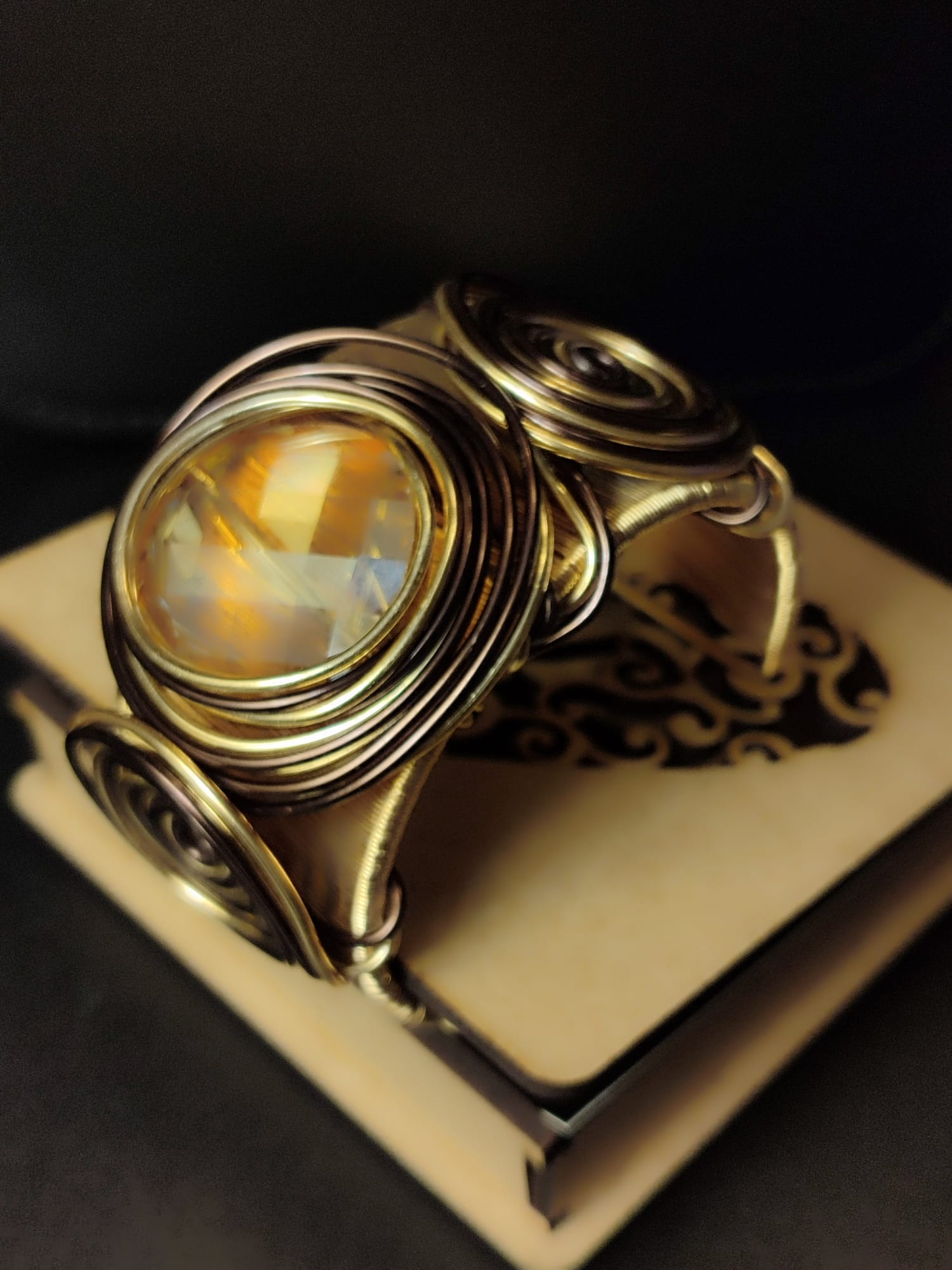 Ručno rađena narukvica, pleteni dizajn