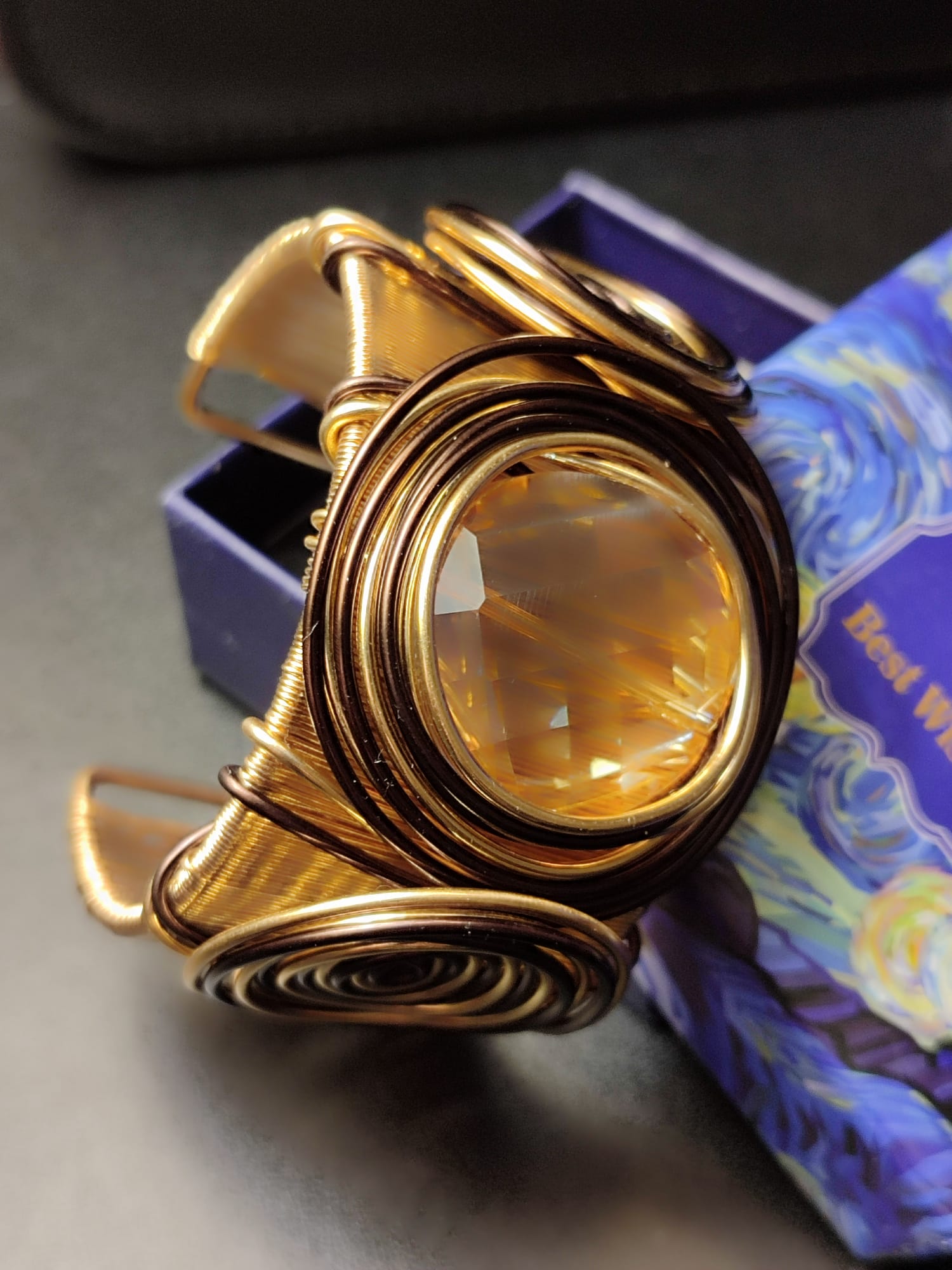 Ručno rađena narukvica, pleteni dizajn