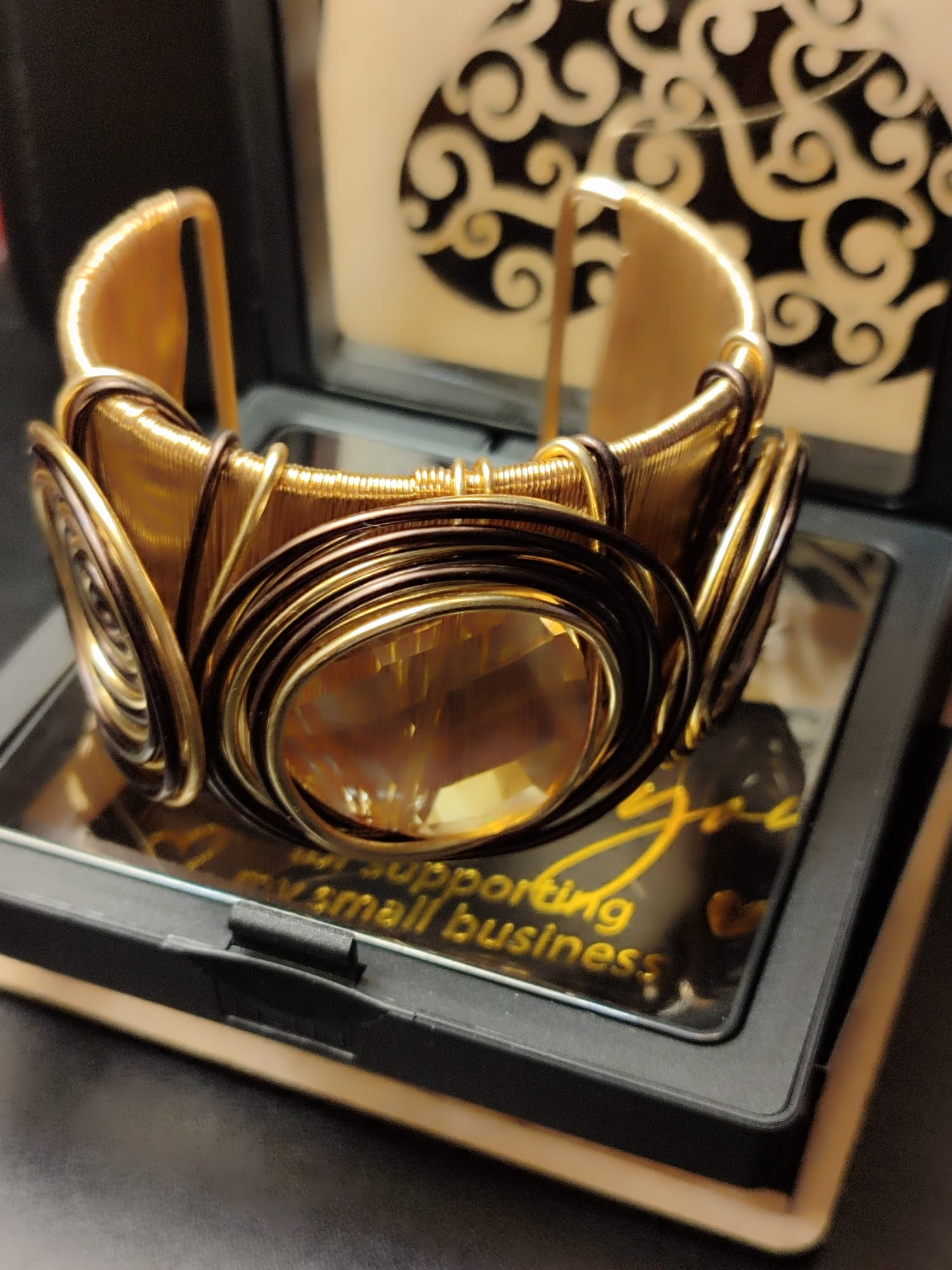 Ručno rađena narukvica, pleteni dizajn