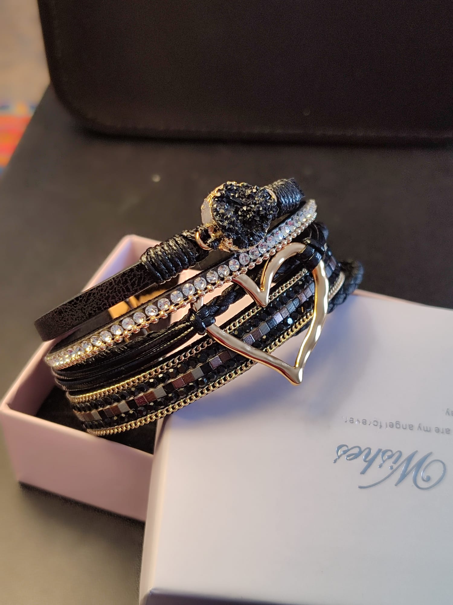 Kreativna pletena narukvica u više slojeva sa srcem