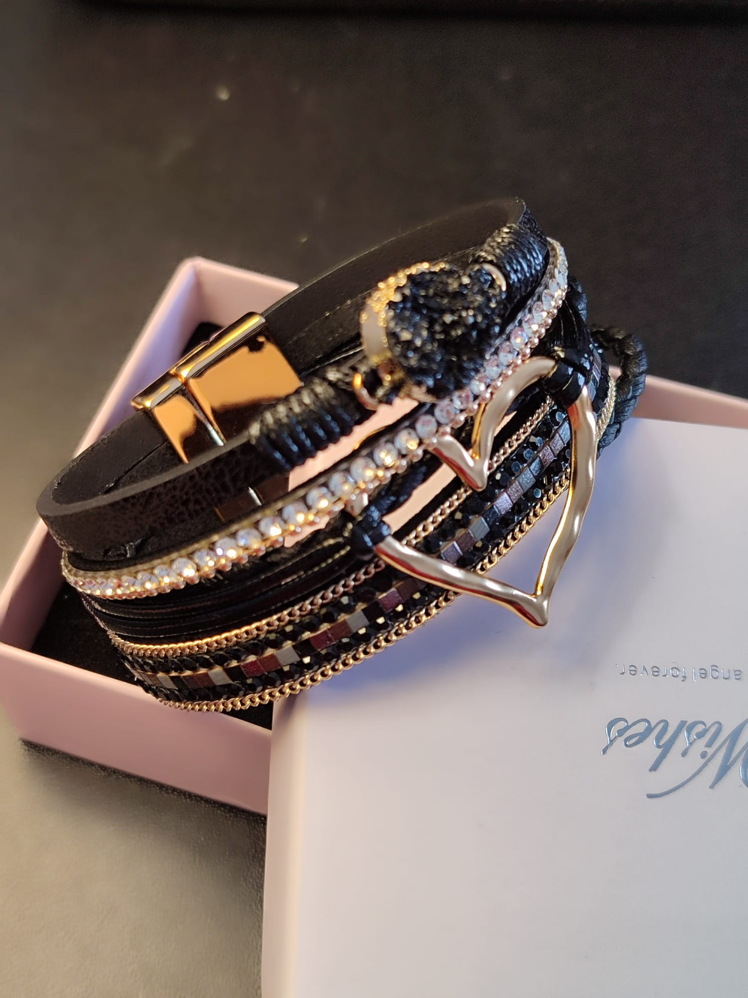 Kreativna pletena narukvica u više slojeva sa srcem