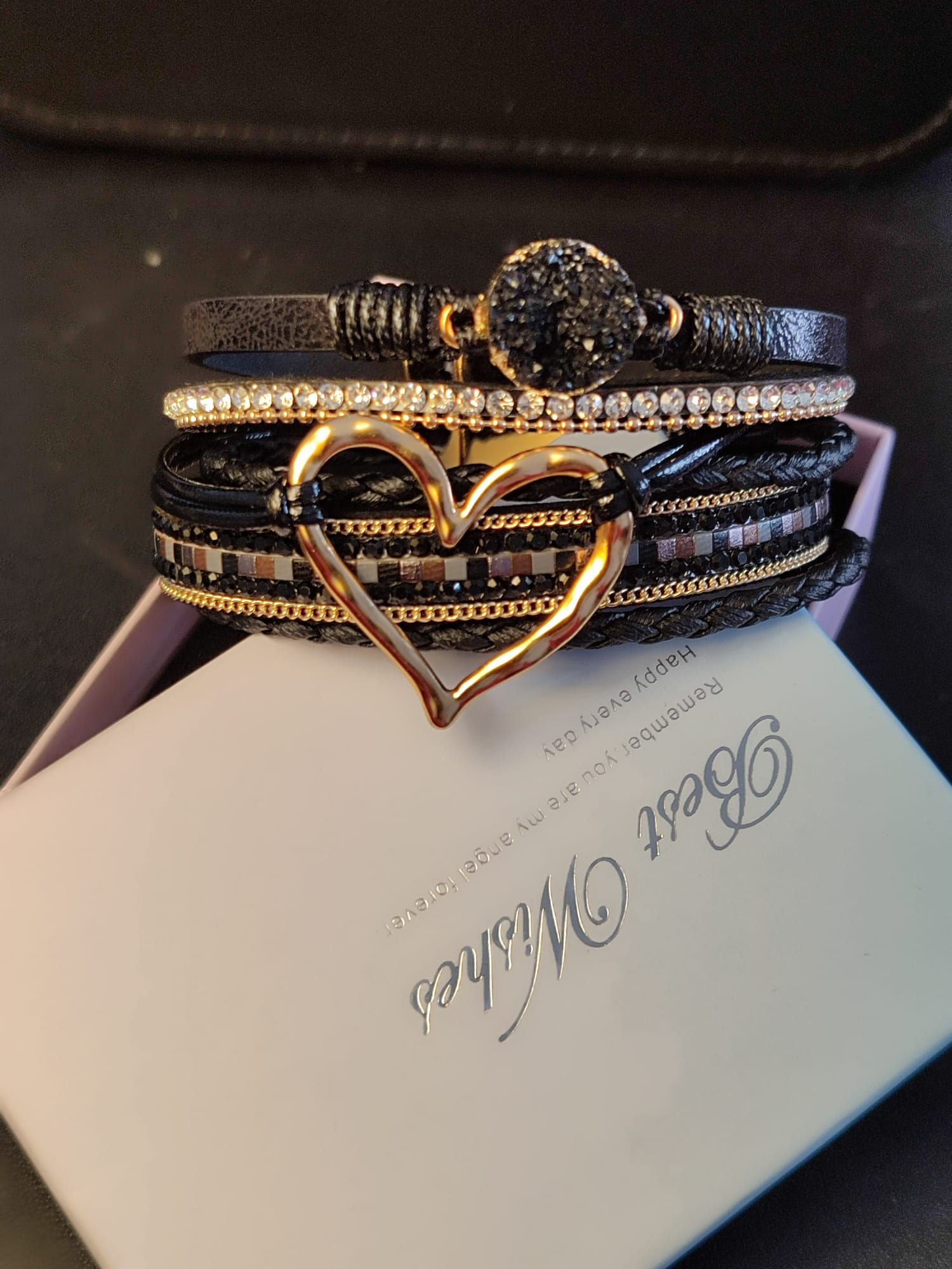 Kreativna pletena narukvica u više slojeva sa srcem