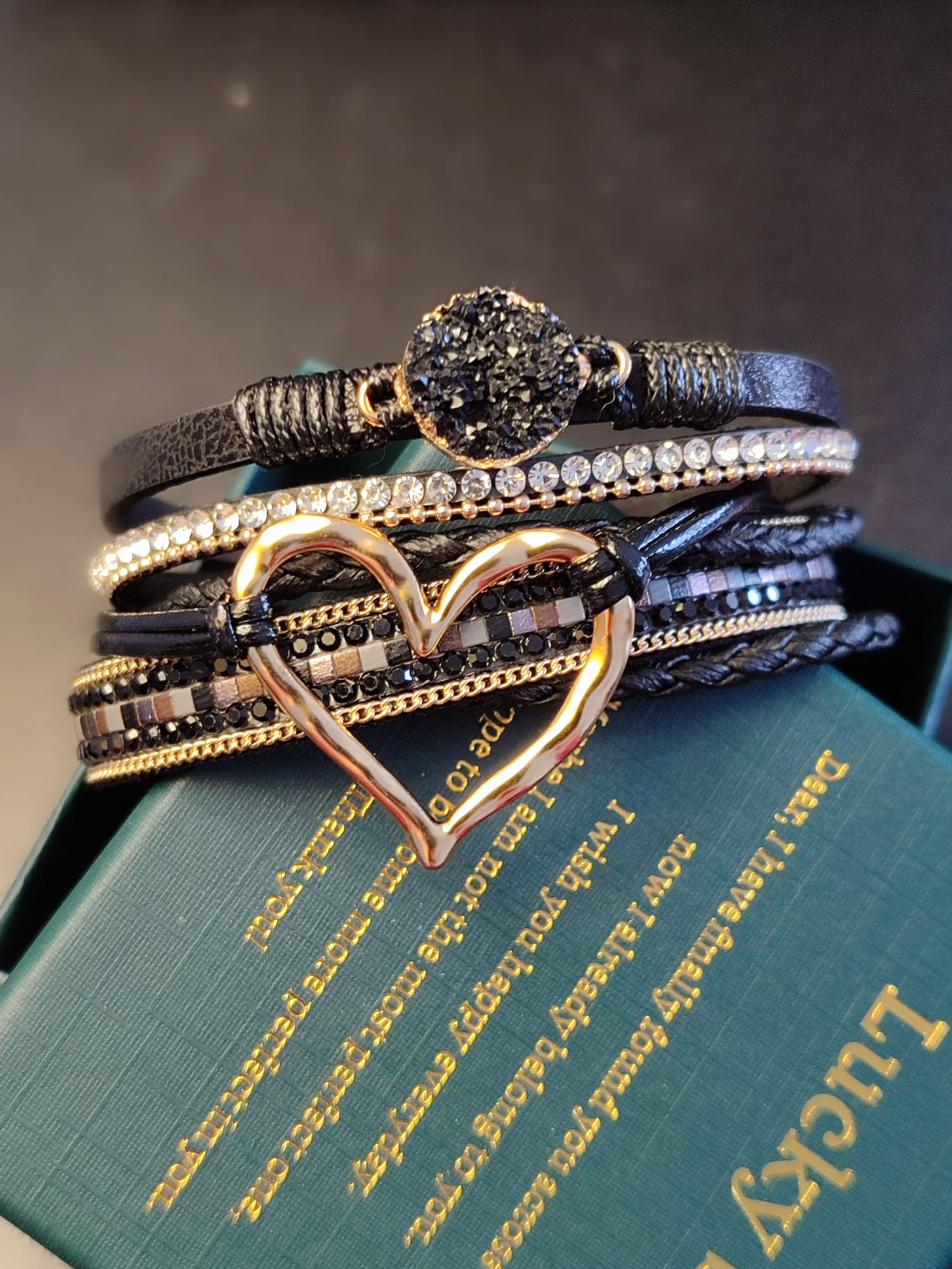 Kreativna pletena narukvica u više slojeva sa srcem