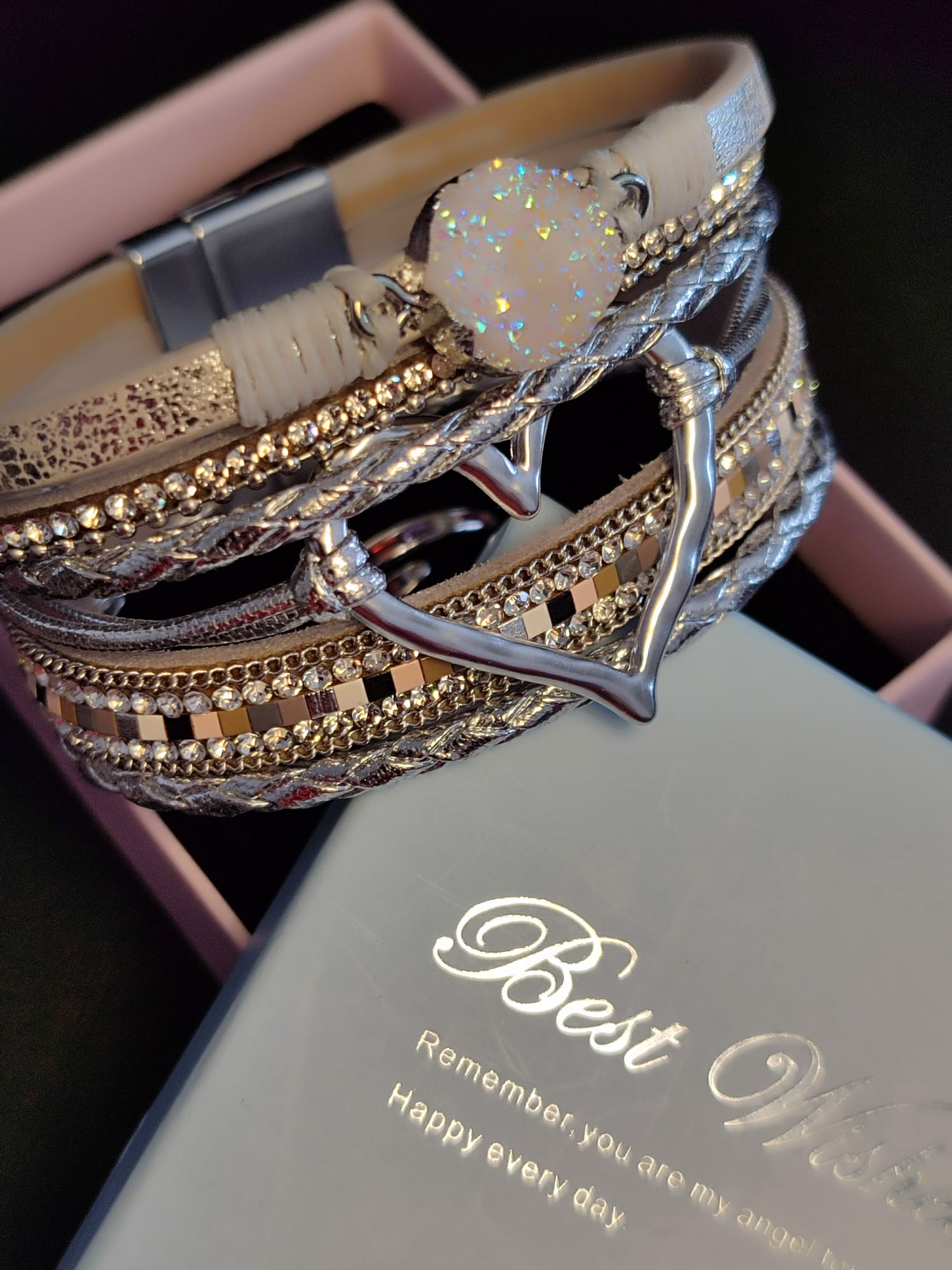 Kreativna pletena narukvica u više slojeva sa srcem