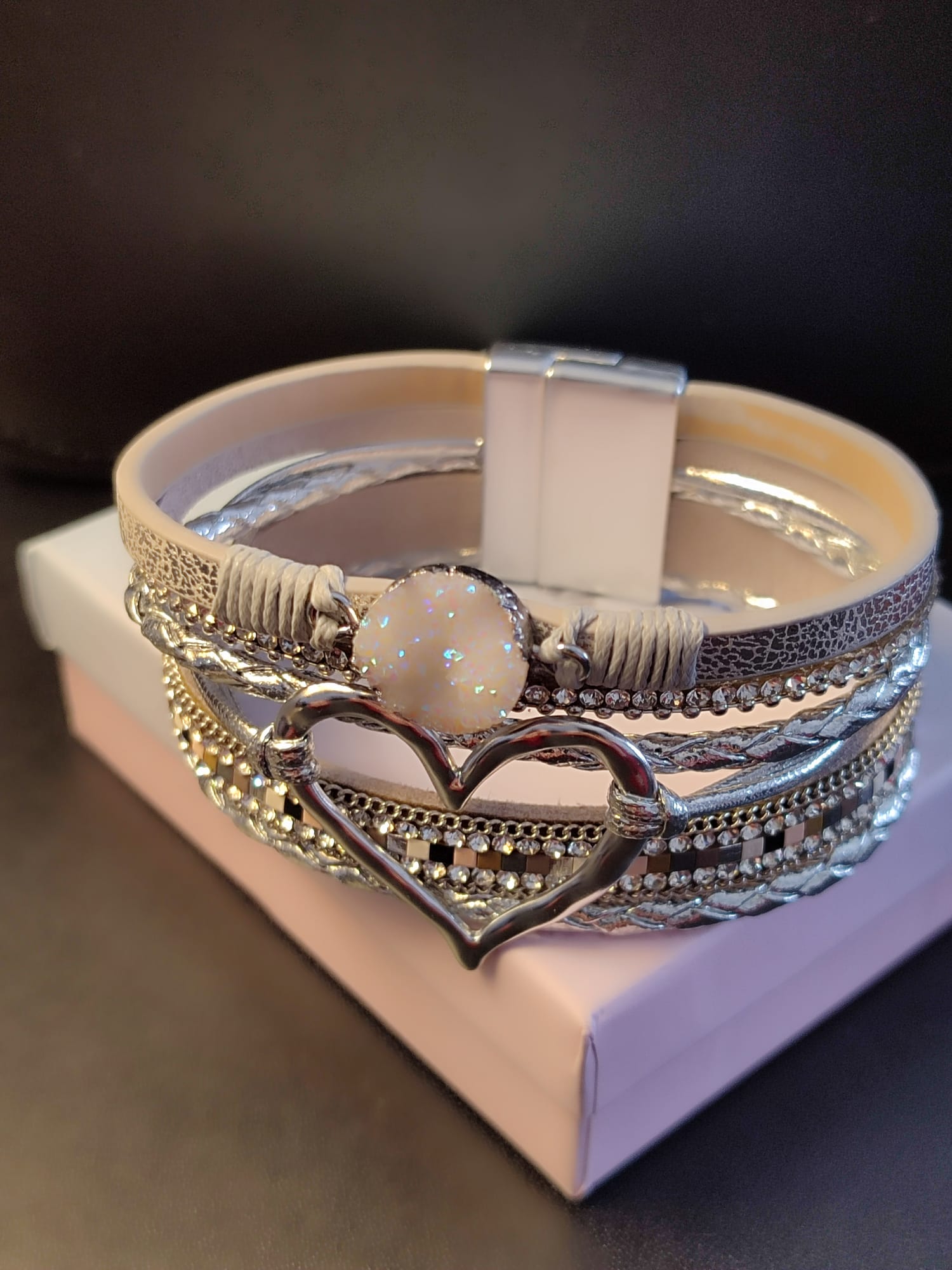 Kreativna pletena narukvica u više slojeva sa srcem