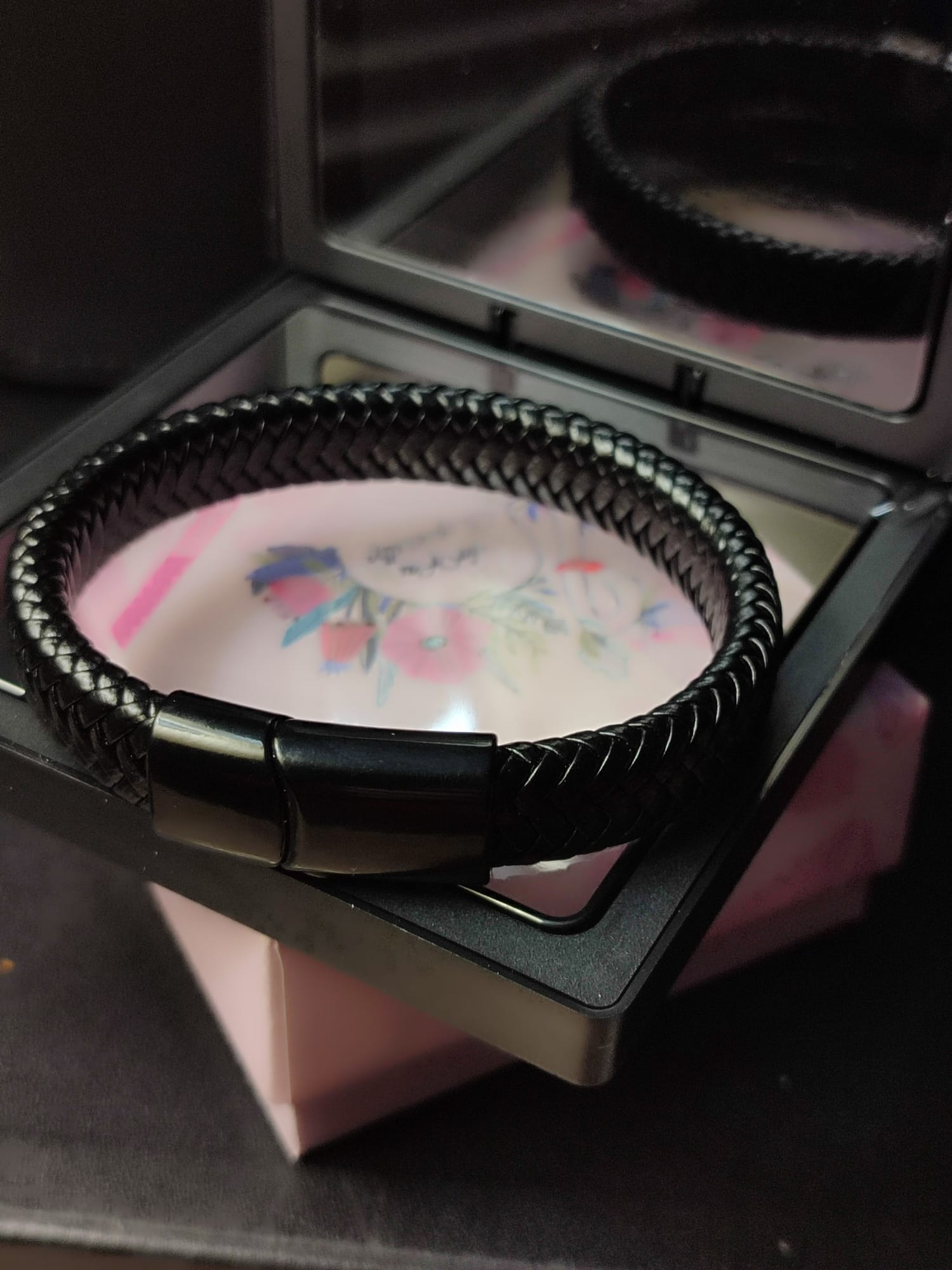 Smeđa pletena muška narukvnica