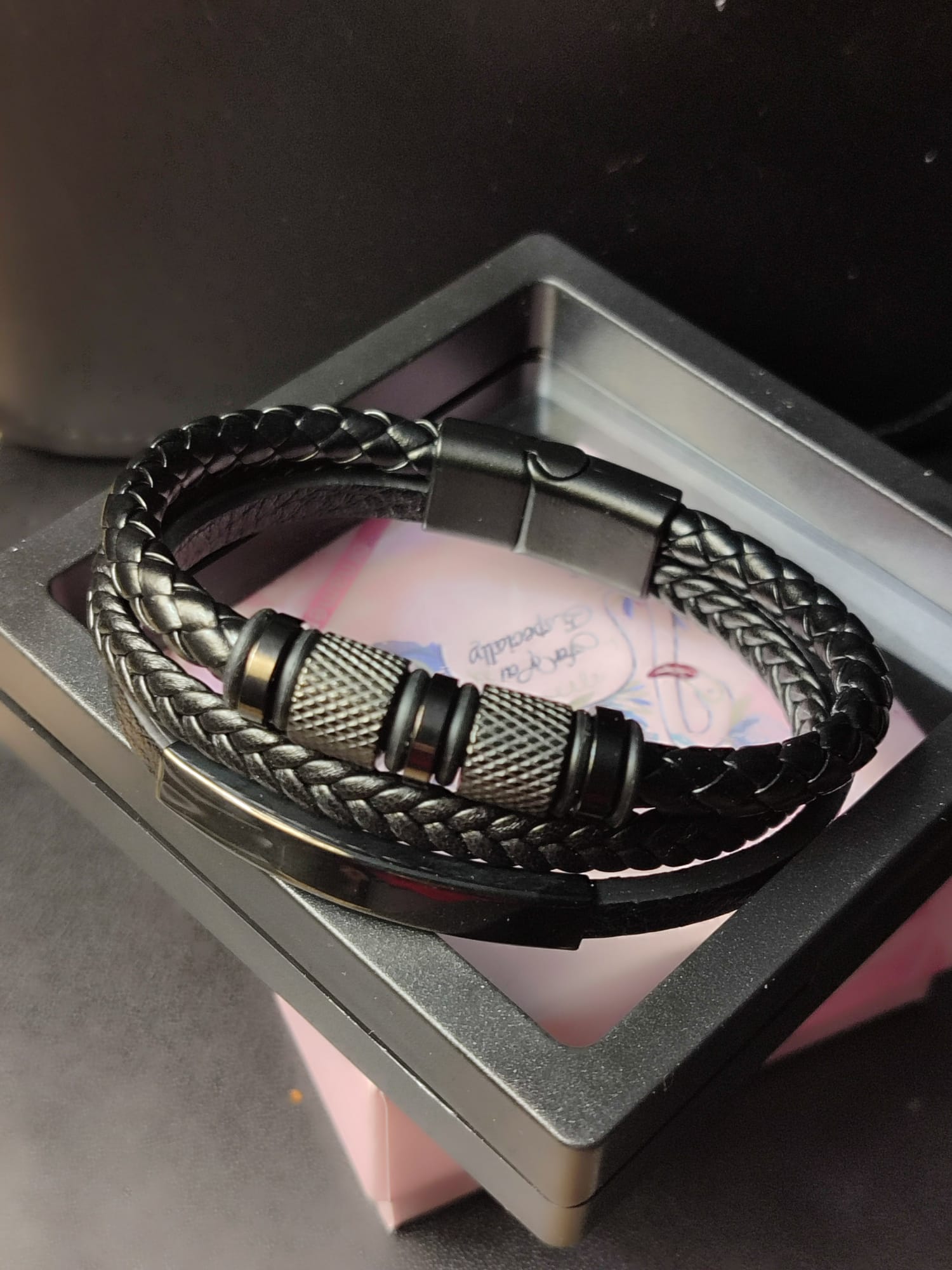 Smeđa pletena muška narukvnica