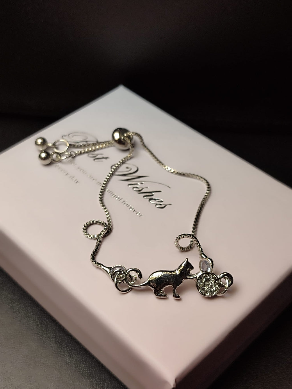 Modna narukvica s motivom mačke