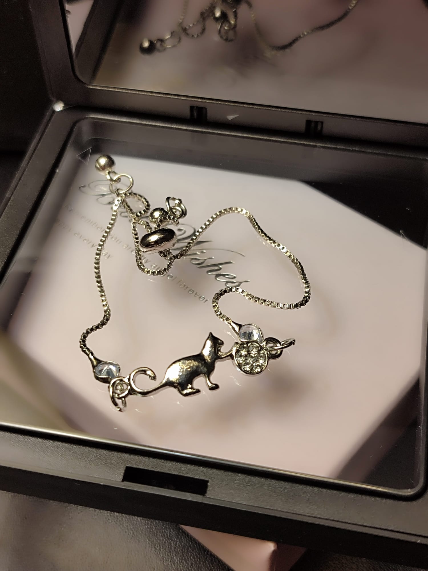 Modna narukvica s motivom mačke