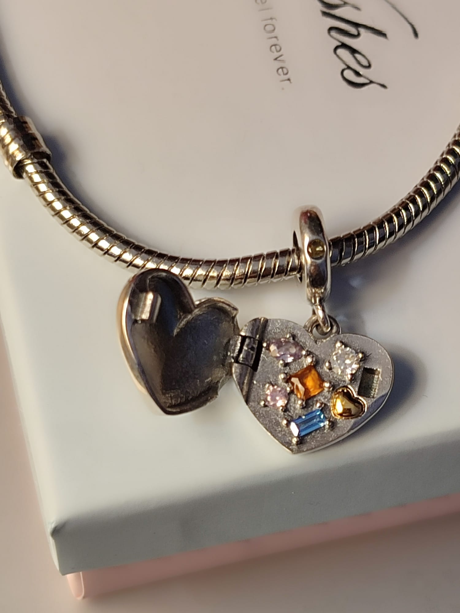 Kreativna narukvica sa privjeskom od nehrđajučeg čelika