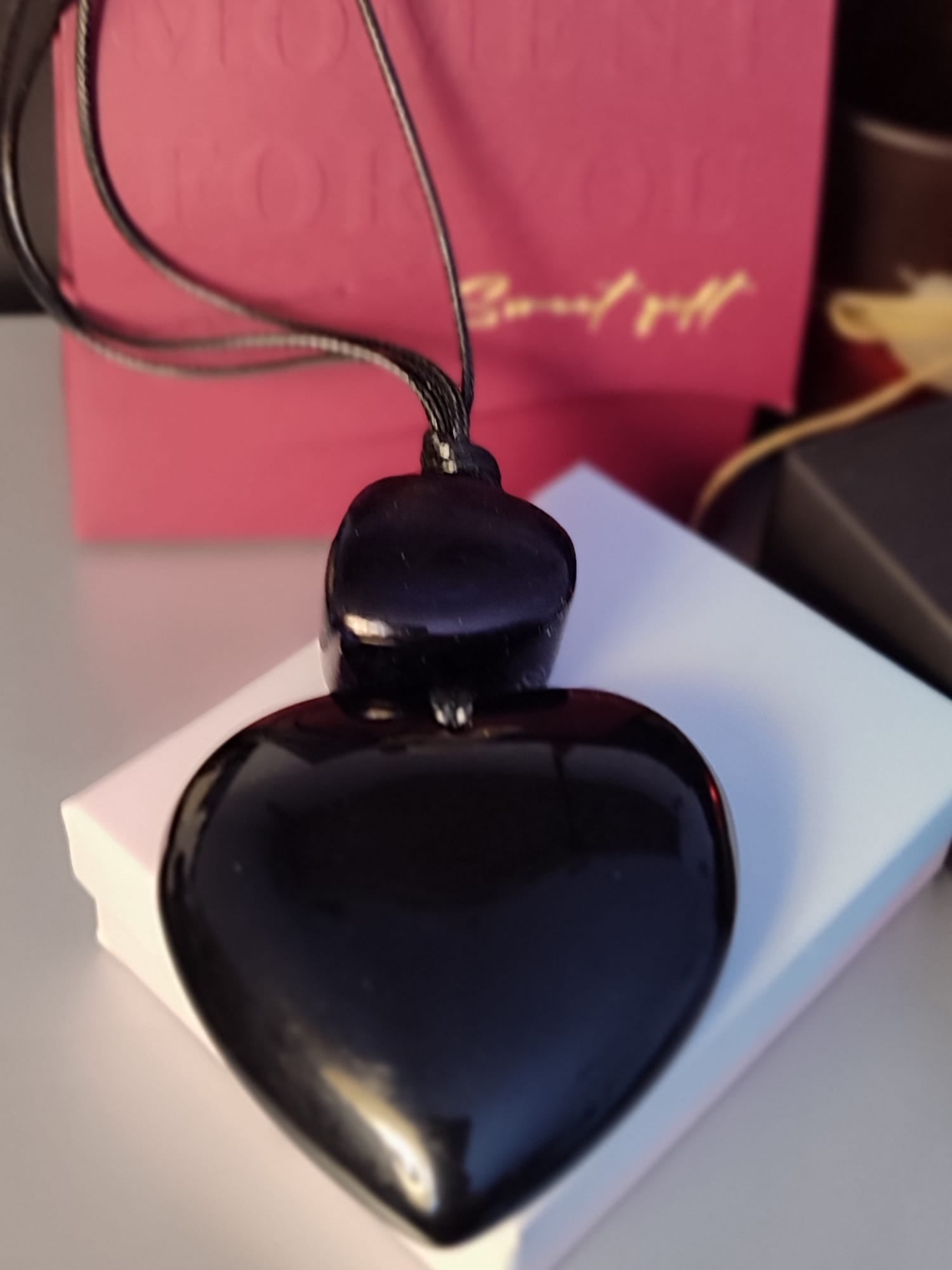 Elegantna ogrlica u obliku srca od akrila