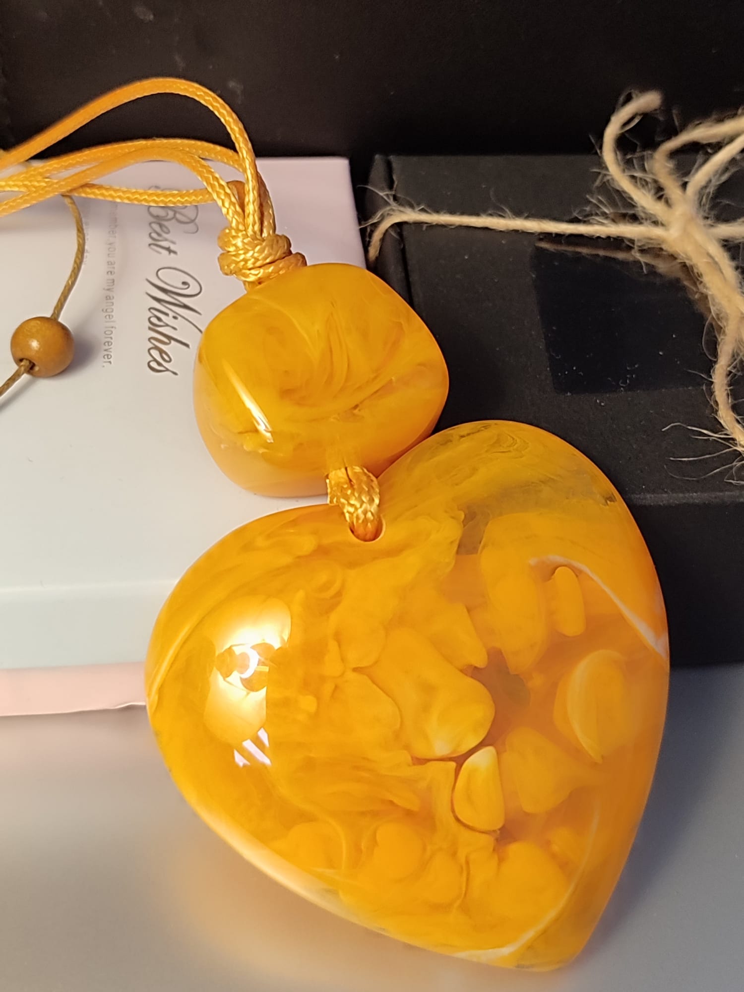 Elegantna ogrlica u obliku srca od akrila