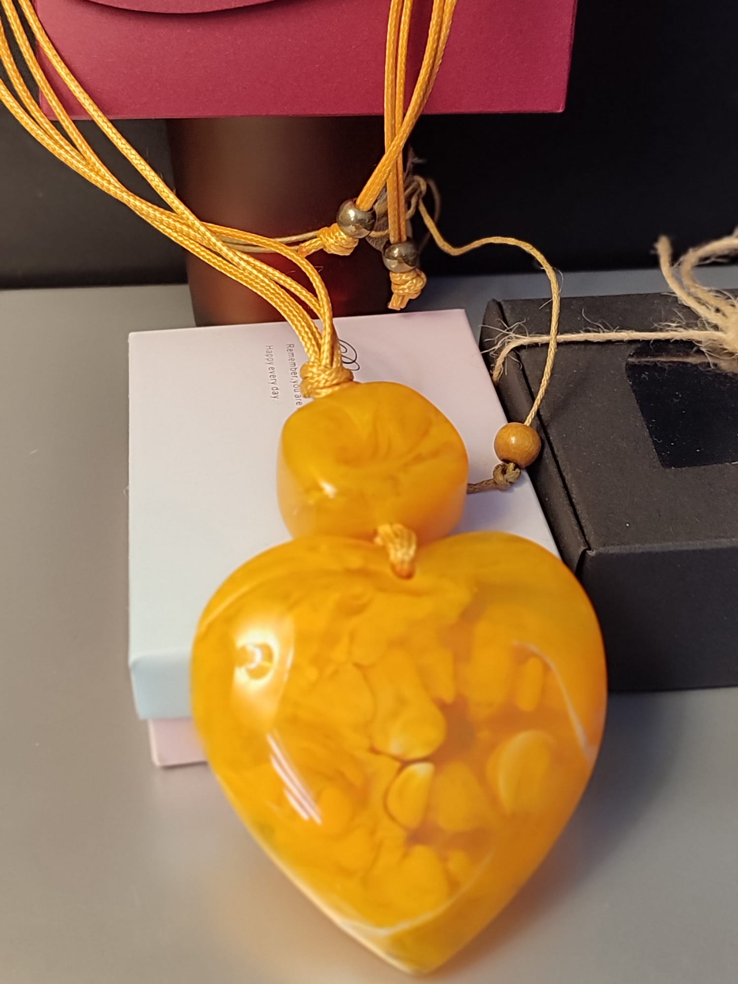 Elegantna ogrlica u obliku srca od akrila