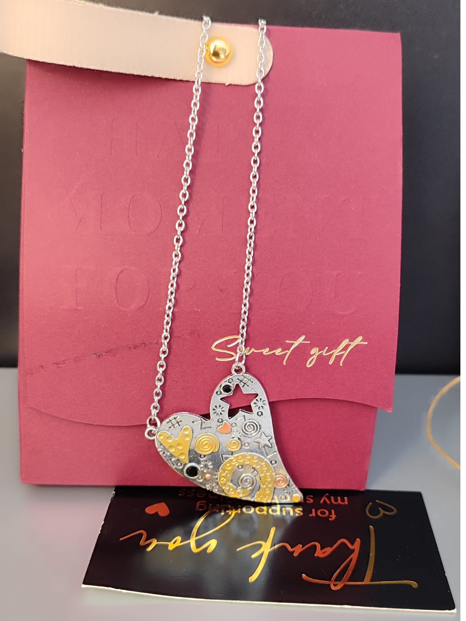 Moderna ogrlica u obliki srca