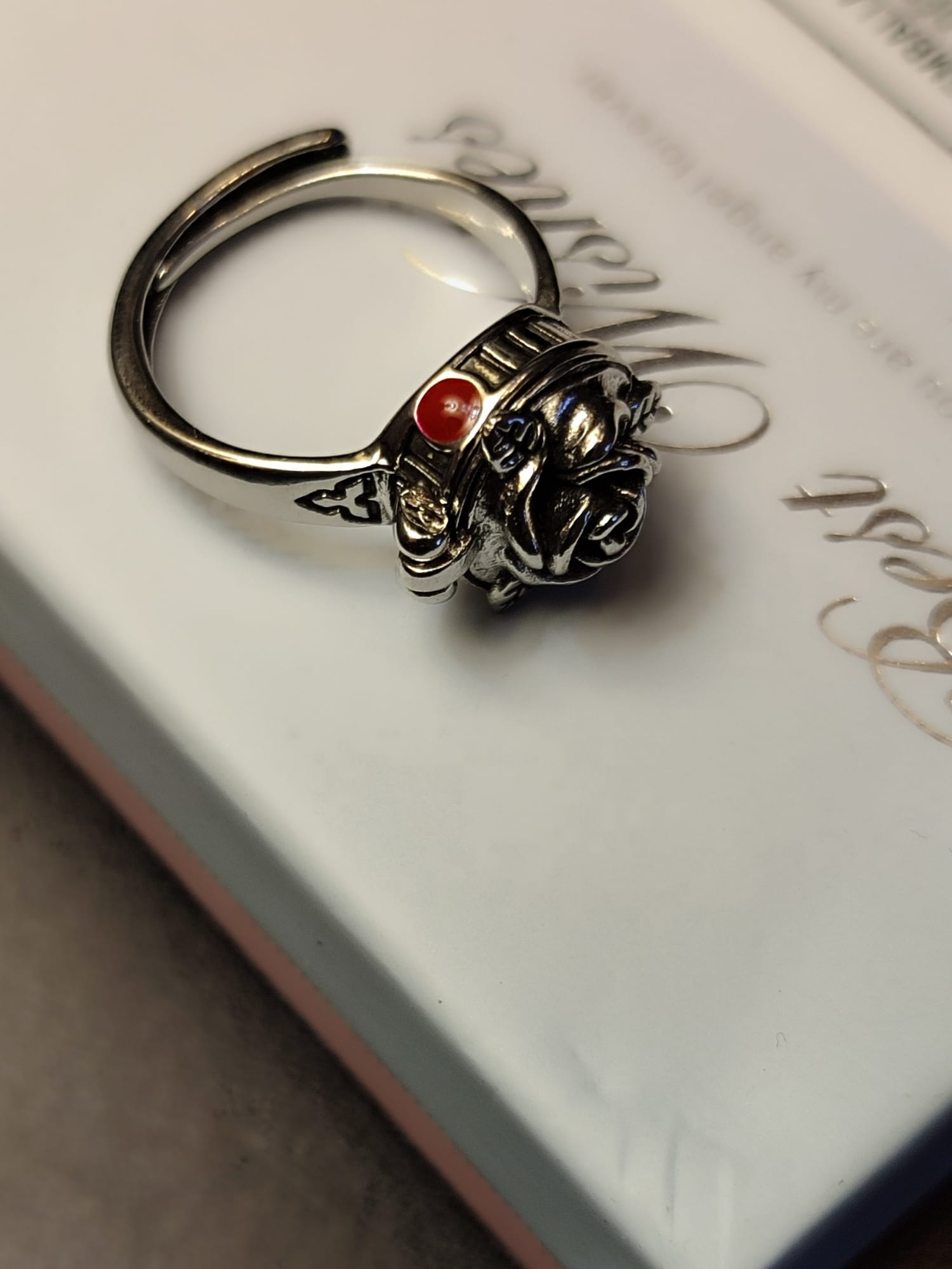 Vintage prsten sa ružom na otvaranje