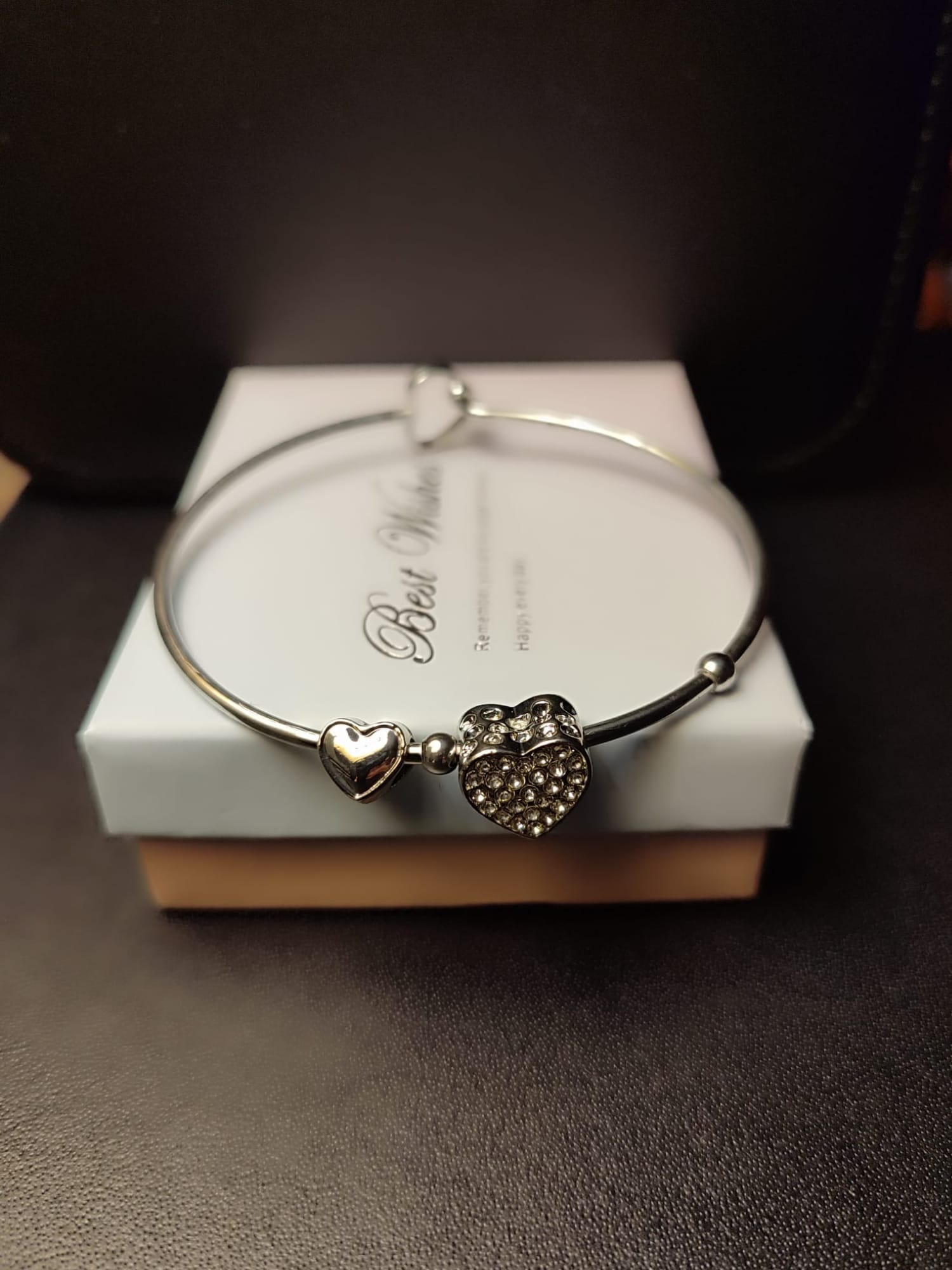 Srebrna narukvica izrađena od nehrđajućeg čelika