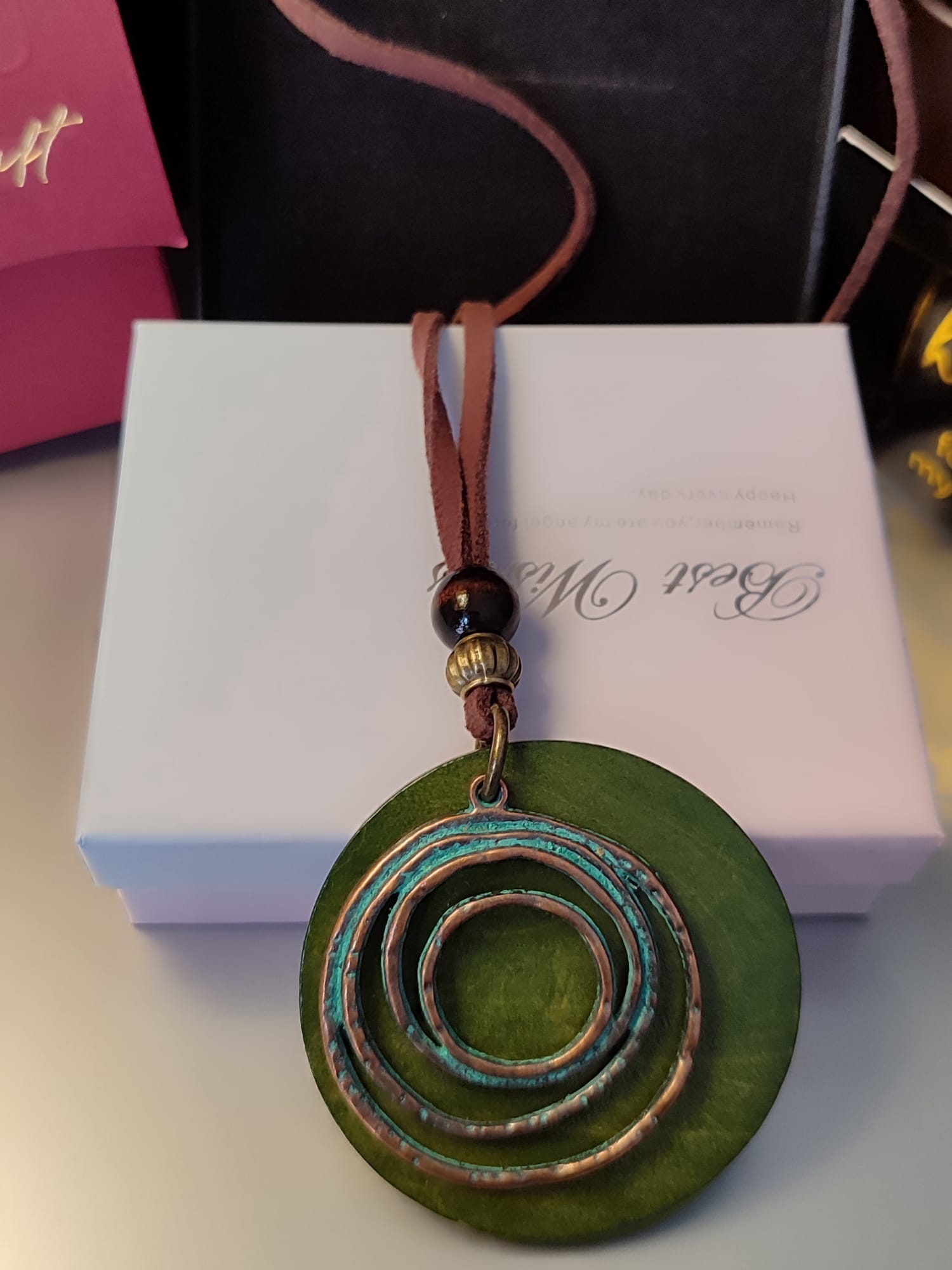 Kreativna boho ogrlica sa dvostrukim slojem.