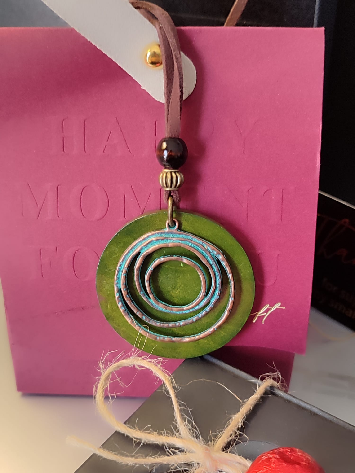 Kreativna boho ogrlica sa dvostrukim slojem.