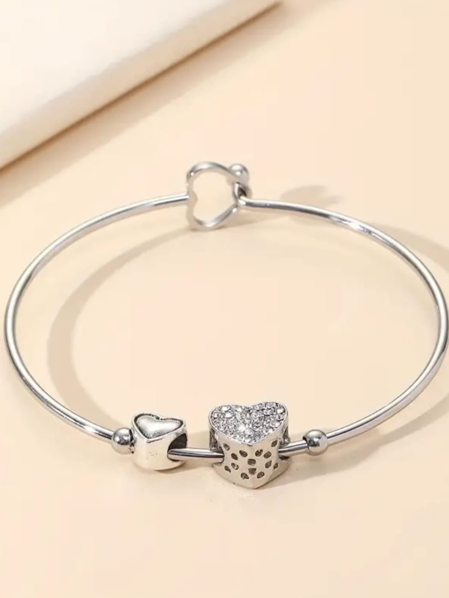 Srebrna narukvica izrađena od nehrđajućeg čelika